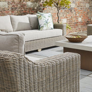 2 személyes, bézs színű műrattan kerti kanapé.