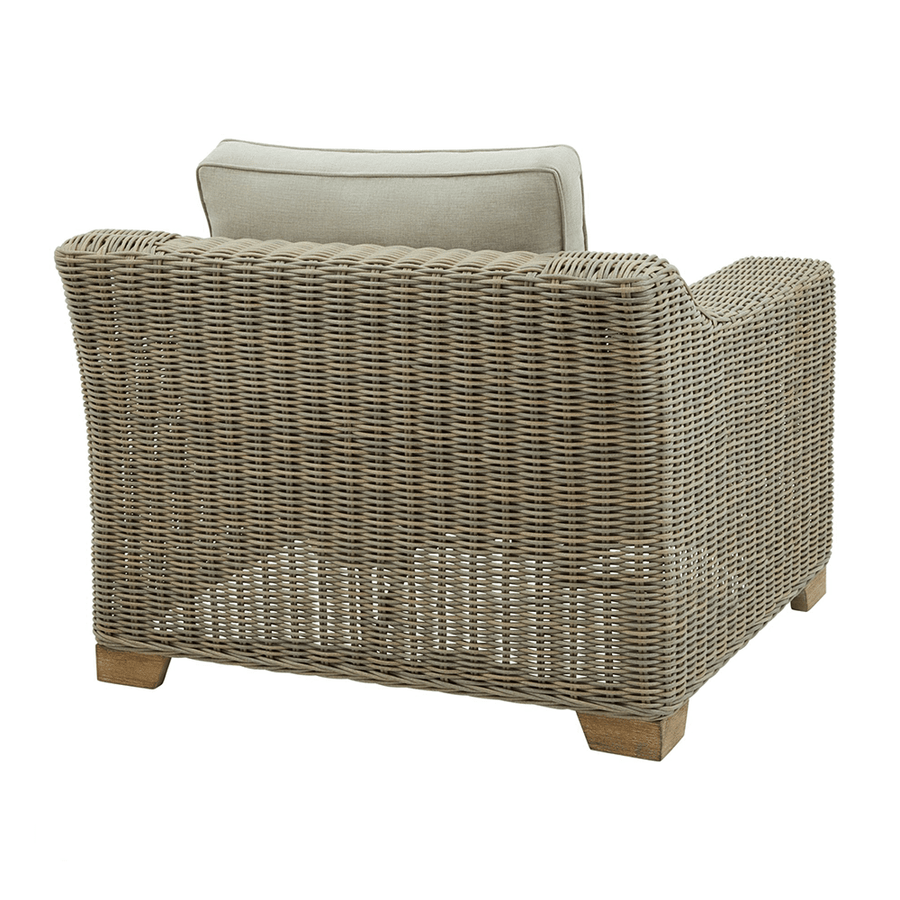 Bézs színű műrattan kerti fotel.