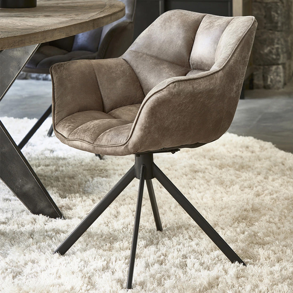 étkezőfotel modern enteriőrben szőnyegen