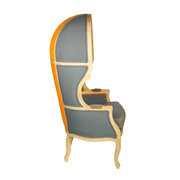 Szürke és narancssárga színű szövettel kárpitozott, kortárs stílusú design hintófotel.