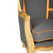 Szürke és narancssárga színű szövettel kárpitozott, kortárs stílusú design hintófotel.