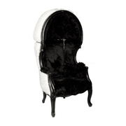 Fekete és fehér színű műszőrmével kárpitozott, kortárs stílusú design hintófotel.