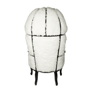 Fekete és fehér színű műszőrmével kárpitozott, kortárs stílusú design hintófotel.