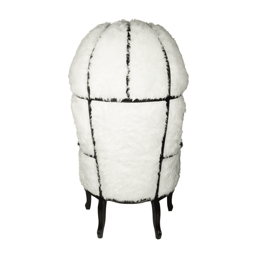 Fekete és fehér színű műszőrmével kárpitozott, kortárs stílusú design hintófotel.