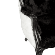 Fekete és fehér színű műszőrmével kárpitozott, kortárs stílusú design hintófotel.