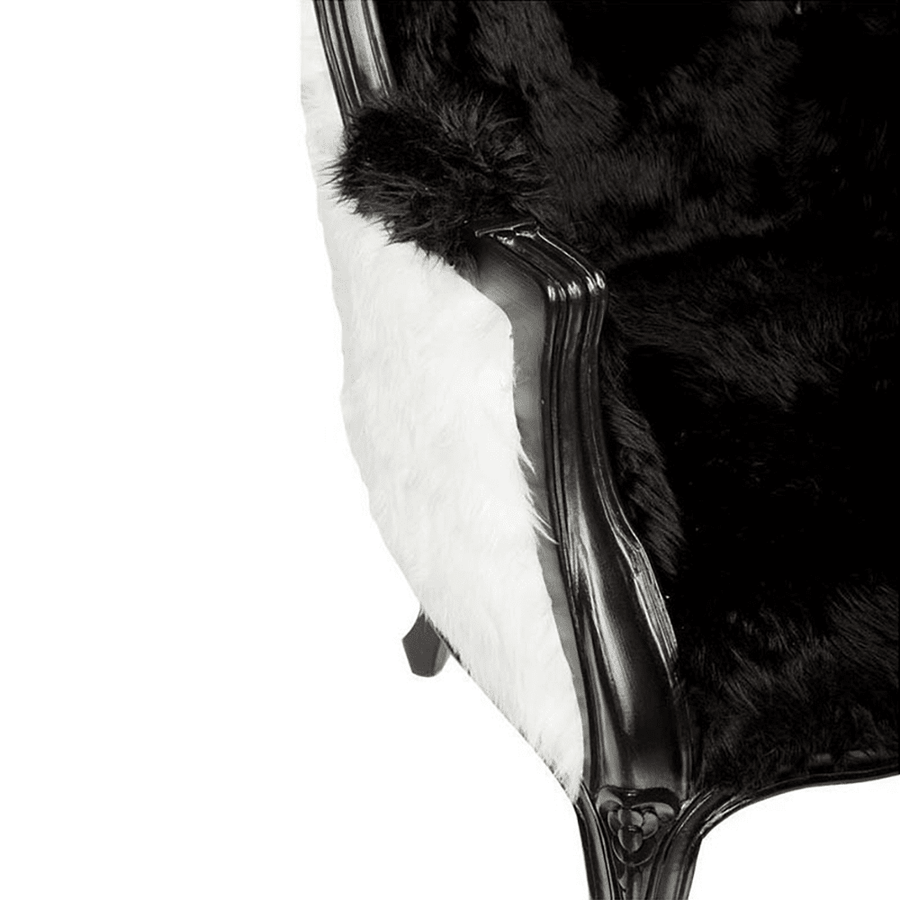 Fekete és fehér színű műszőrmével kárpitozott, kortárs stílusú design hintófotel.
