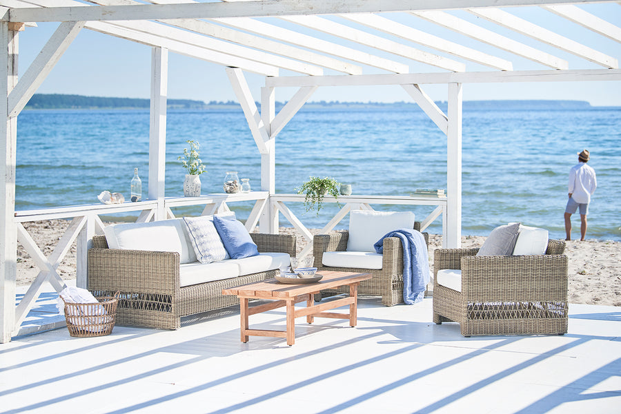 Antikszürke színű, 3 személyes műrattan kerti kanapé.