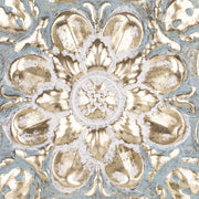 Dombornyomott virágminta közelről arany és fehér részletekkel, Casa Roma fali dekoron.