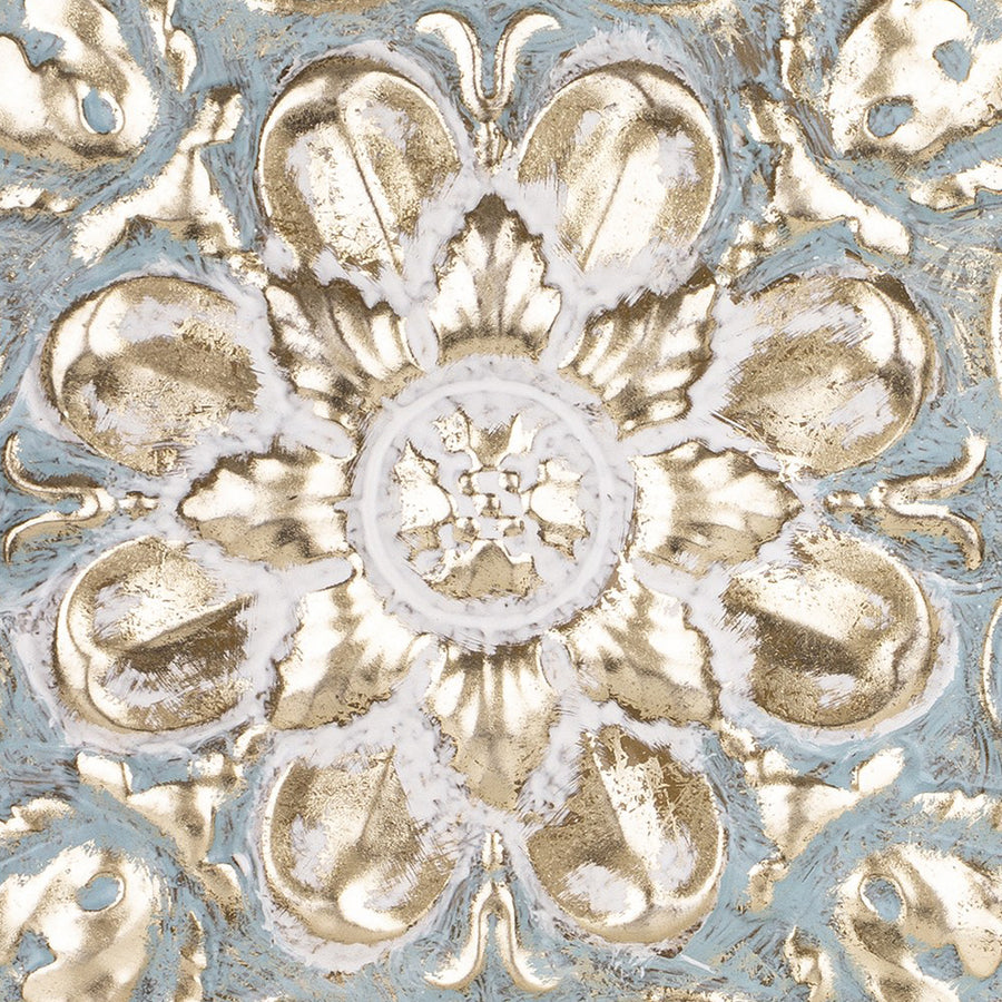 Dombornyomott virágminta közelről arany és fehér részletekkel, Casa Roma fali dekoron.