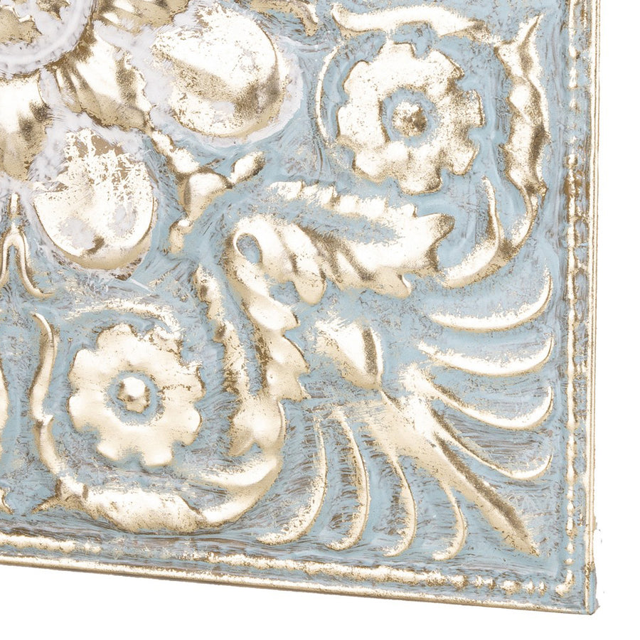 Részlet az alsó ornamentikából, arany szirmokkal és finom kékes patinával.