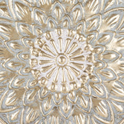 Dombornyomott rozetta minta részlet, arany és szürke patinával a Casa Roma dekoron.