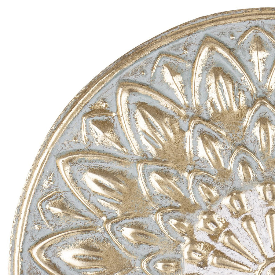 Antikolt arany szirmok és részletgazdag kidolgozás a Casa Roma fali dekor szélén.