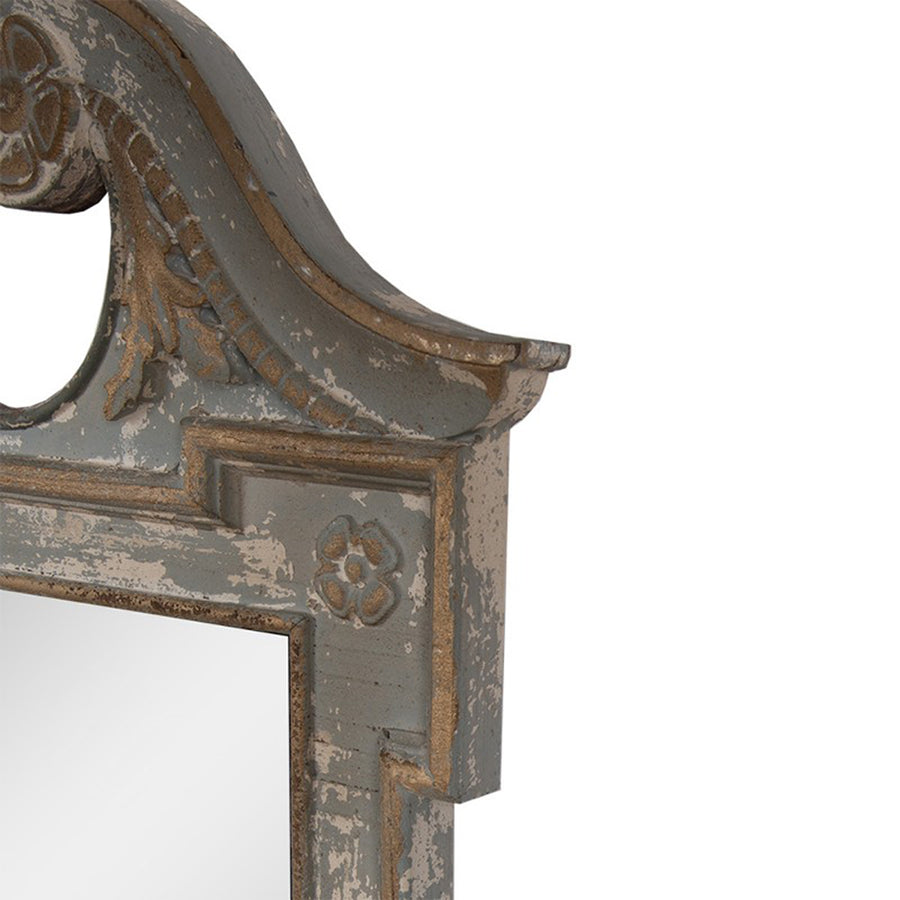 Közelkép a Casa Roma falitükör kézzel faragott íves felső díszítéséről és virágmintás ornamentikájáról.