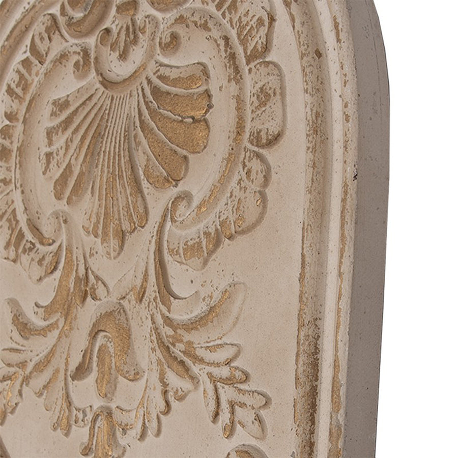 Közelkép a Casa Roma falitükör kagylómotívumos, arany árnyalatú domborfaragásáról.