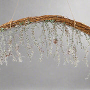 Deres hatású cédruságak és vesszőalap közelről, élethű kidolgozásban.