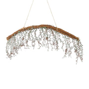 Függeszthető deres cédrusfenyő dekoráció 78 cm hosszúságban, belógó 20–25 cm-es ágakkal, vesszőalapra rögzítve.