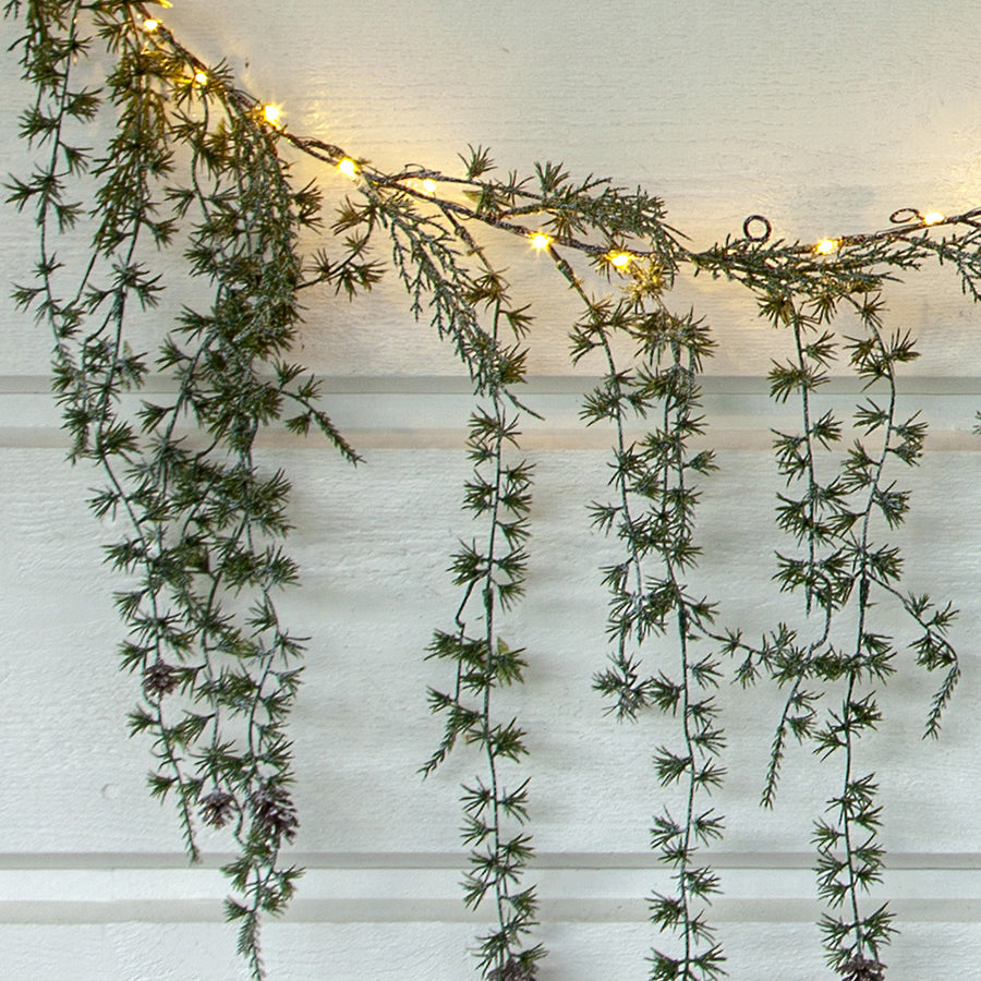 Természetes hatású mű cédrus girland meleg fehér LED fényekkel