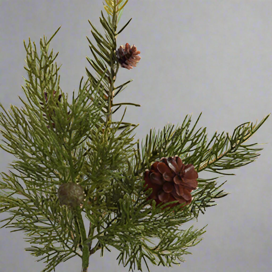 Élethű zöld mű cédrus ág 32 cm, részletfotón a tűlevelek és tobozok.