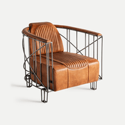 Chaize designfotel háromnegyedes nézetből – csatornavarrásos bőr ülőfelület és kézi hegesztésű acélváz.