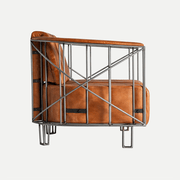 Chaize klubfotel oldalnézetből – geometrikus fémszerkezet részletekkel.