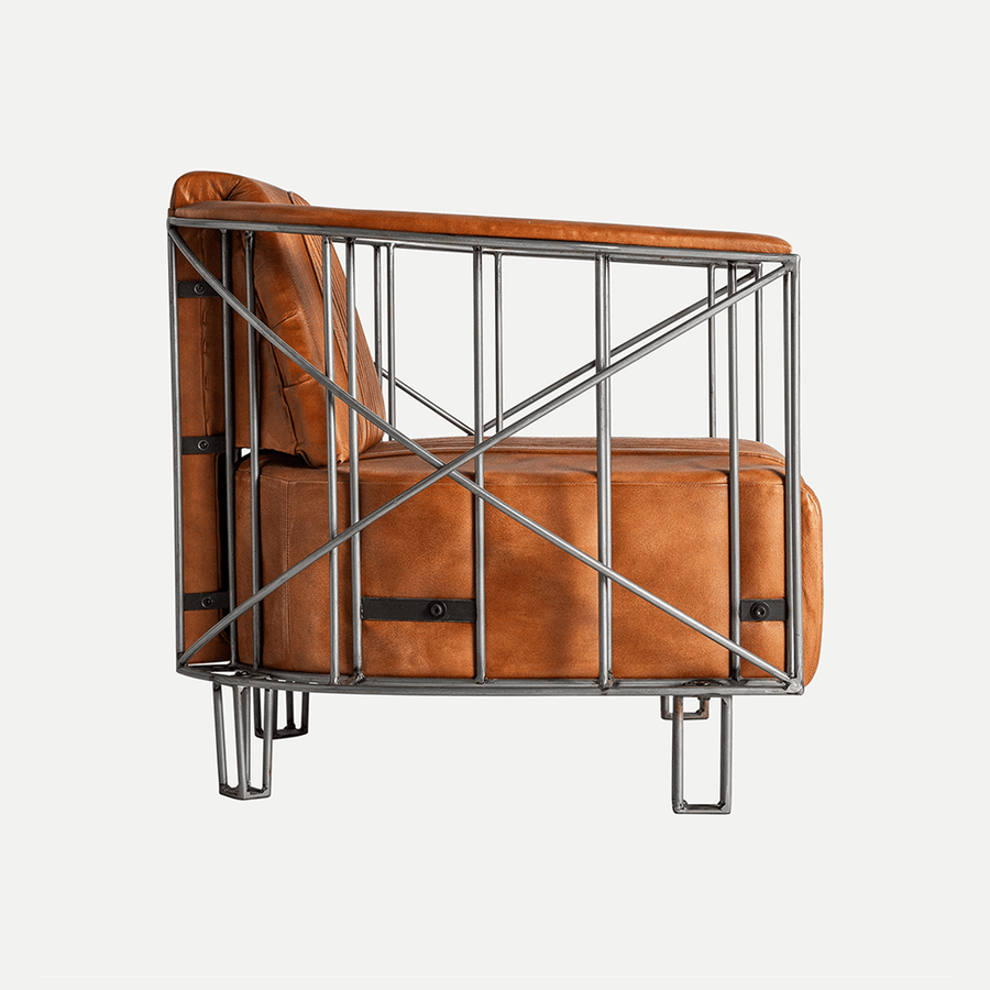 Chaize klubfotel oldalnézetből – geometrikus fémszerkezet részletekkel.