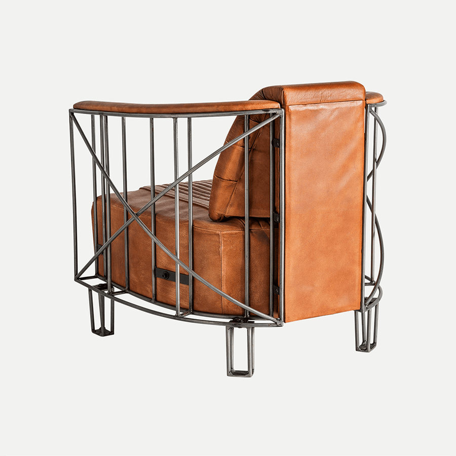 Chaize fotel hátulról – ívelt acélkarfa és konyakbarna bőrborítás.