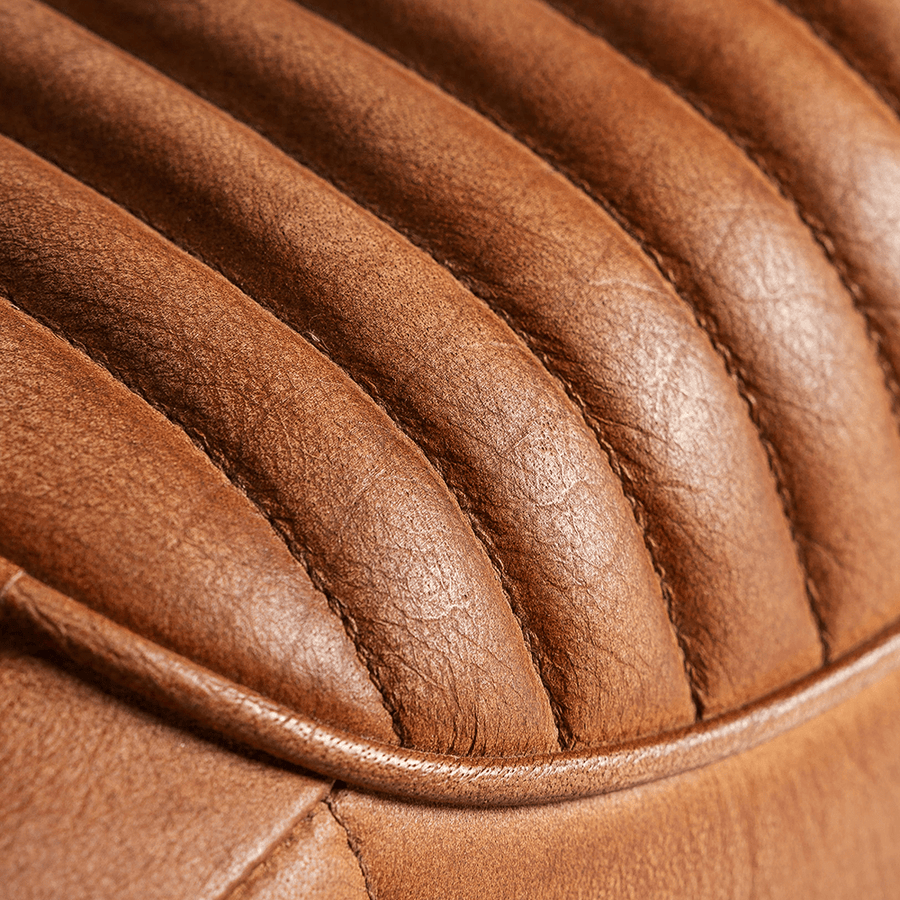 Bőr felület közeli részlete – puha, természetes textúra és varrás.