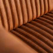 Chaize fotel üléshuzatának közeli képe – csatornavarrás és prémium minőségű bőr.