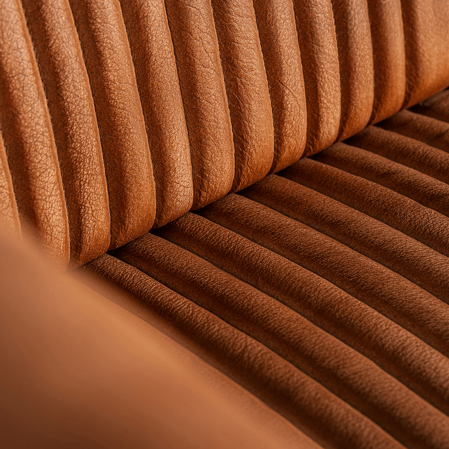 Chaize fotel üléshuzatának közeli képe – csatornavarrás és prémium minőségű bőr.