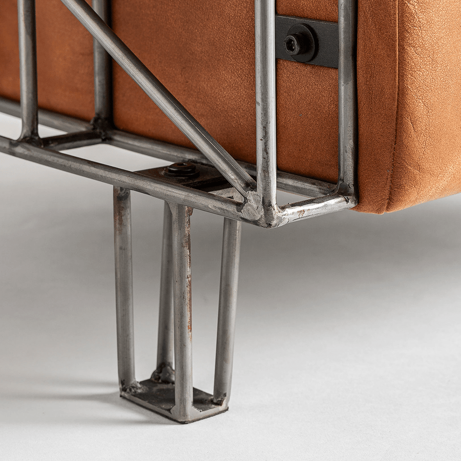 Fém lábak és rögzítések részlete – kézi hegesztés, nyersfém textúra.