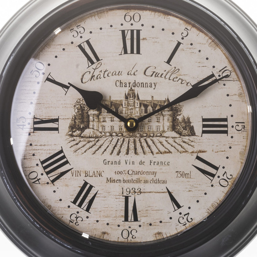 Közelről fotózott Chardonnay falióra számlap, látható château grafika, római számok és Grand Vin de France felirat részlete.