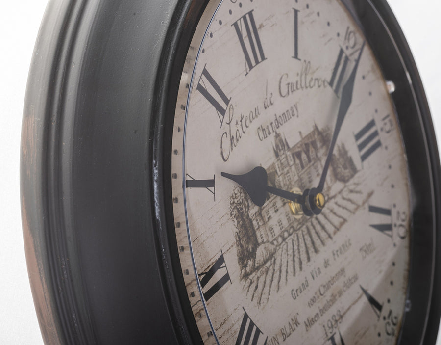 Chardonnay falióra oldalnézeti részletfotó, antikolt barna fém keret és ívelt mutatók közelről, provanszi stílusban.