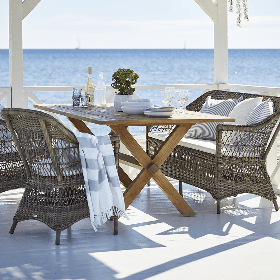 Antikszürke színű, műrattan kerti karosszék.