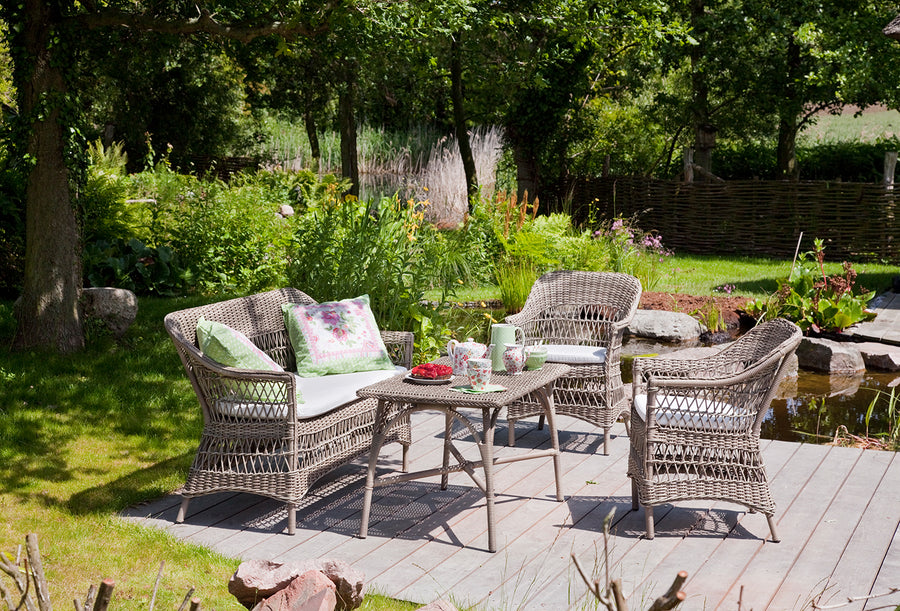 Antikszürke színű, műrattan kerti karosszék.