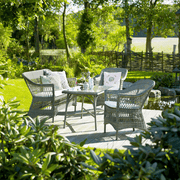 Antikszürke színű, műrattan kerti karosszék.