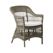 Antikszürke színű, műrattan kerti karosszék.