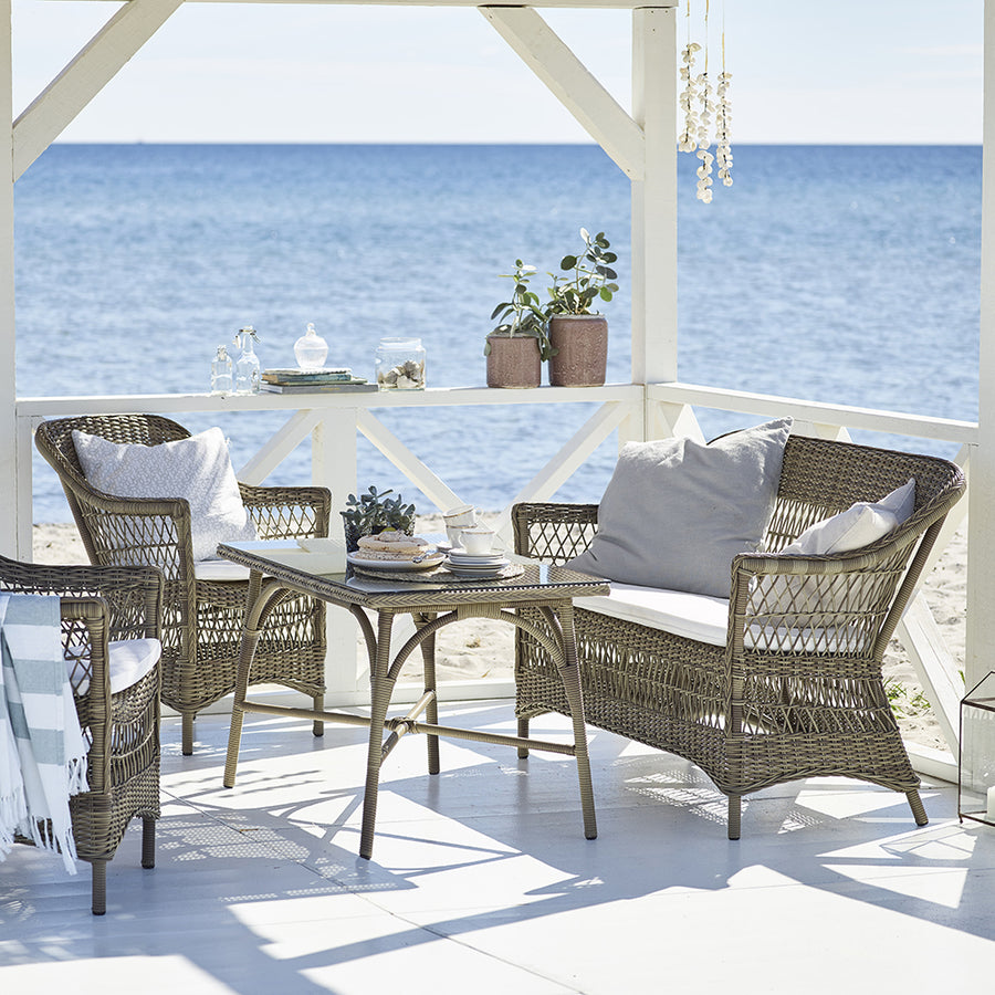 Antikszürke színű, 2 személyes műrattan kerti kanapé.