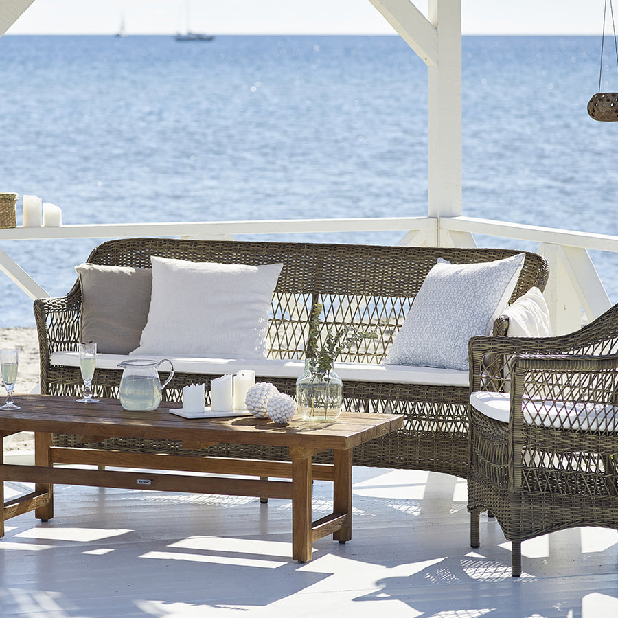 Antikszürke színű, 3 személyes műrattan kerti kanapé.