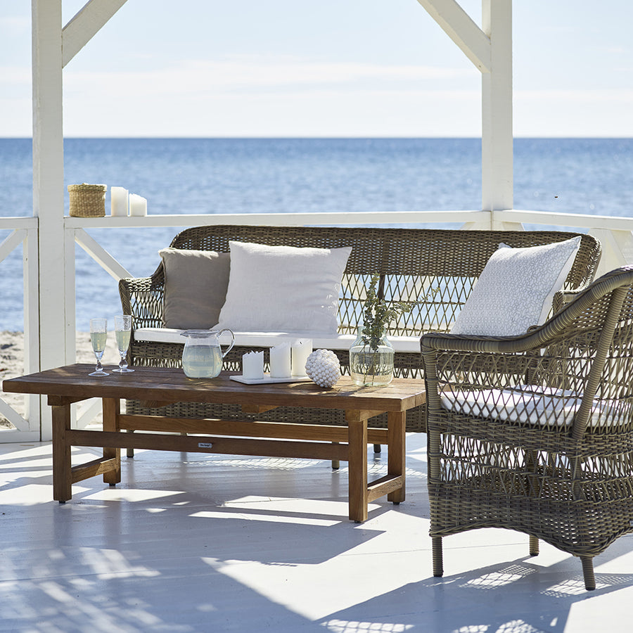 Antikszürke színű, 3 személyes műrattan kerti kanapé.