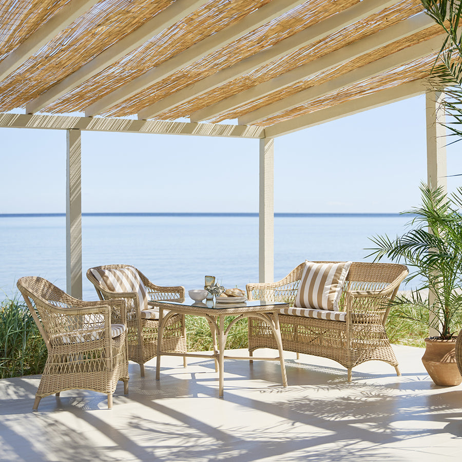 Natúr színű, 2 személyes műrattan kerti kanapé.