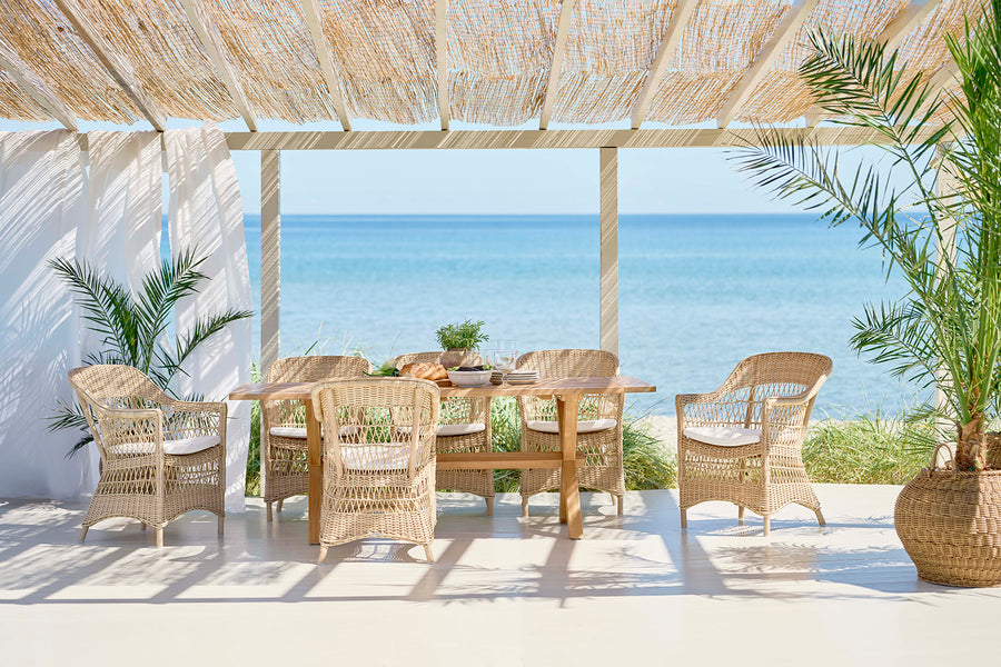 Vintage stílusú, natúr színű, műrattan kerti karosszék.