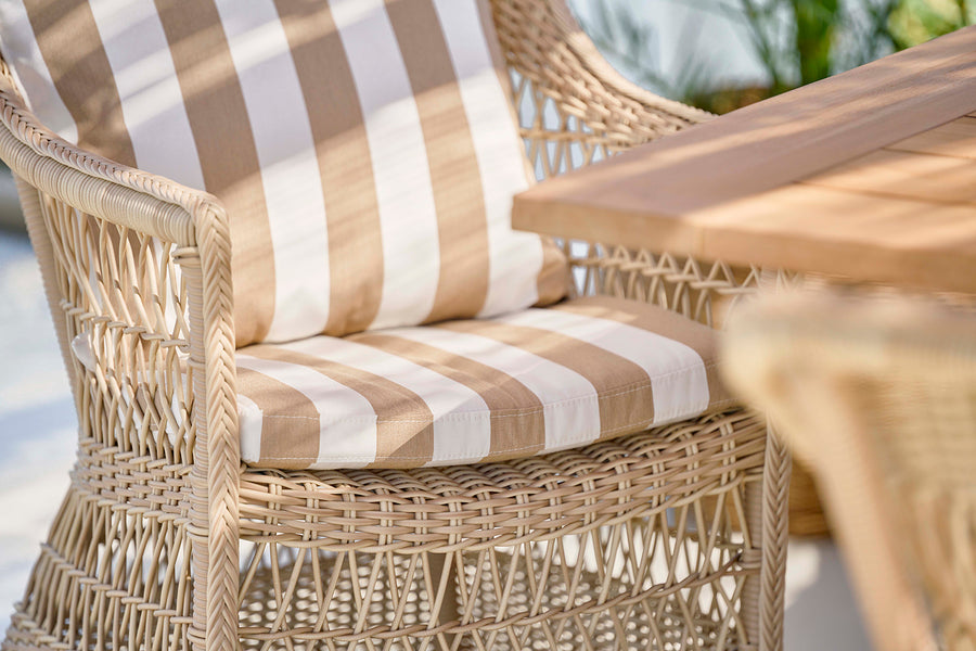 Vintage stílusú, natúr színű, műrattan kerti karosszék.