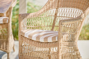 Vintage stílusú, natúr színű, műrattan kerti karosszék.