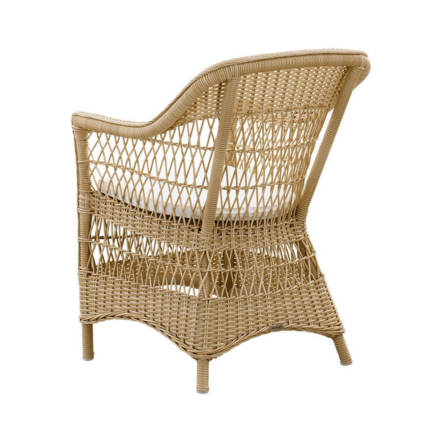 Vintage stílusú, natúr színű, műrattan kerti karosszék.