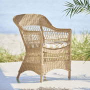 Vintage stílusú, natúr színű, műrattan kerti karosszék.