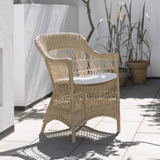 Vintage stílusú, natúr színű, műrattan kerti karosszék.