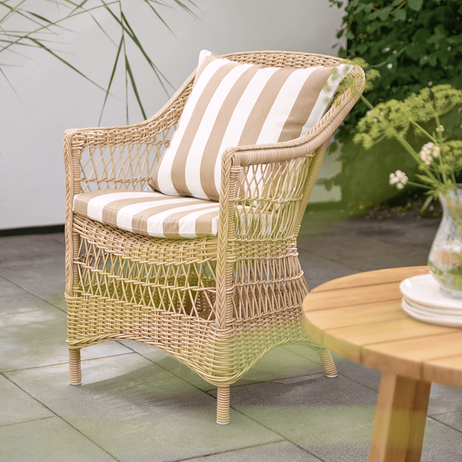 Vintage stílusú, natúr színű, műrattan kerti karosszék.