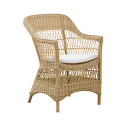 Vintage stílusú, natúr színű, műrattan kerti karosszék.