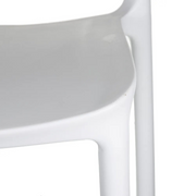 Fehér polipropilén bisztrószék.