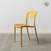 Sárga polipropilén bisztrószék.